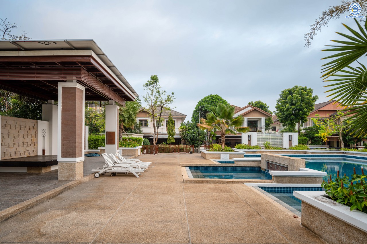 บ้านมือสองตกแต่งใหม่ จากแบรนด์ Sansiri โครงการ เศรษฐสิริ วงแหวน-สุขาภิบาล2 บ้านเดี่ยวหลังมุม เนื้อที่ 70.10 ตร.ว. พื้นที่ใช้สอย 166.20 ตร.ม. ฟังก์ชัน 3 ห้องนอน 3 ห้องน้ำ 1 ห้องแม่บ้าน 2 ที่จอดรถ ติดถนนใหญ่เสรีไทย ใกล้จุดขึ้นทางด่วน "วงแหวน-กาญจนาภิเษก" และ ใกล้รถไฟฟ้าสายสีชมพู "สถานีนพรัตน์"...